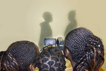 Peltolammilla kuvattiin musiikkivideota varjokuvina Kongolaiseen rytmiin, 2015